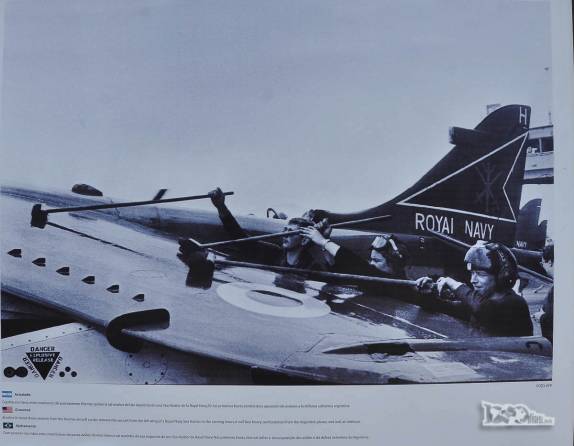 Soldados ingleses lavam asa de avião antes de novo bombardeio contra tropas argentinas durante a Guerra das Malvinas (fotografia em exposição em praça de Ushuaia, no sul da Terra do Fogo, na Argentina)